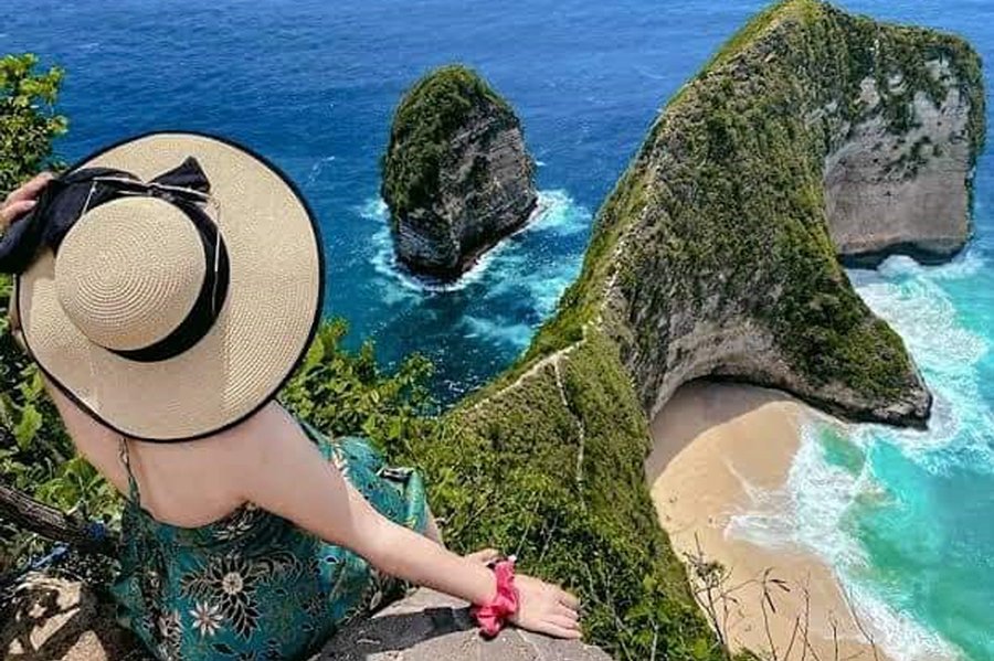 Nusa Penida, an island southeast of Bali, Indonesia, is renowned for its rugged landscapes, crystal-clear waters, and vibrant marine life. A popular destination for adventure seekers and nature lovers, Nusa Penida offers a mix of natural beauty, cultural experiences, and thrilling activities.